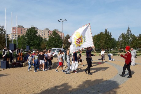 János vitéz nyomában barangoltak a diákok a Petőfi parkban